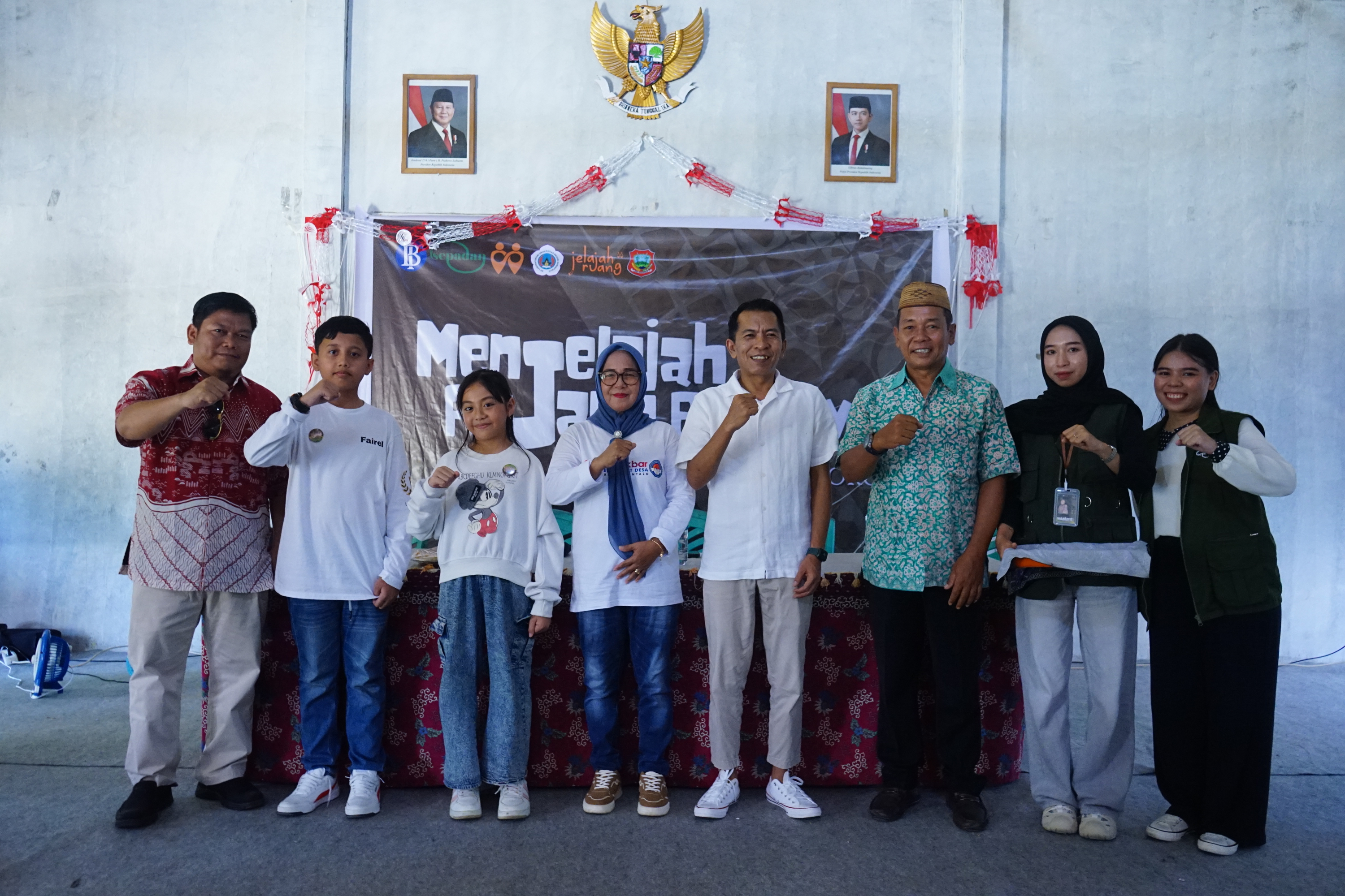 MENJELAJAH RUANG VOL. 1